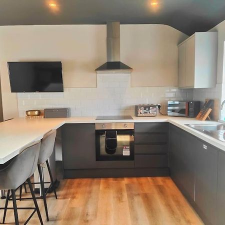 Sloane Modern 2 Bedroom Seafront Apartment Blackpool Bagian luar foto