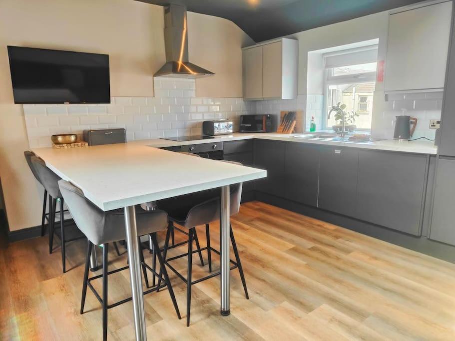 Sloane Modern 2 Bedroom Seafront Apartment Blackpool Bagian luar foto
