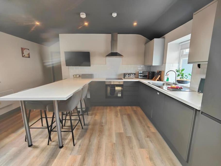 Sloane Modern 2 Bedroom Seafront Apartment Blackpool Bagian luar foto