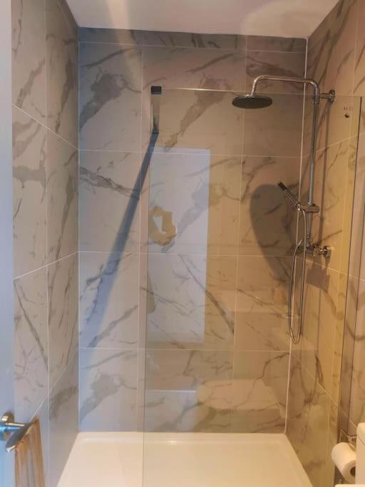 Sloane Modern 2 Bedroom Seafront Apartment Blackpool Bagian luar foto