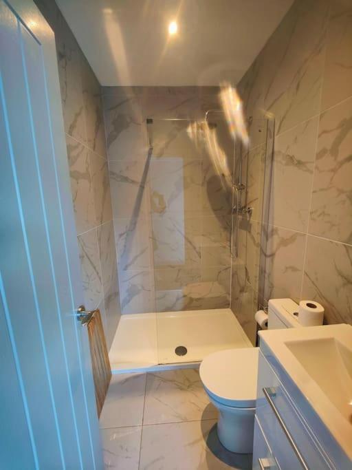 Sloane Modern 2 Bedroom Seafront Apartment Blackpool Bagian luar foto