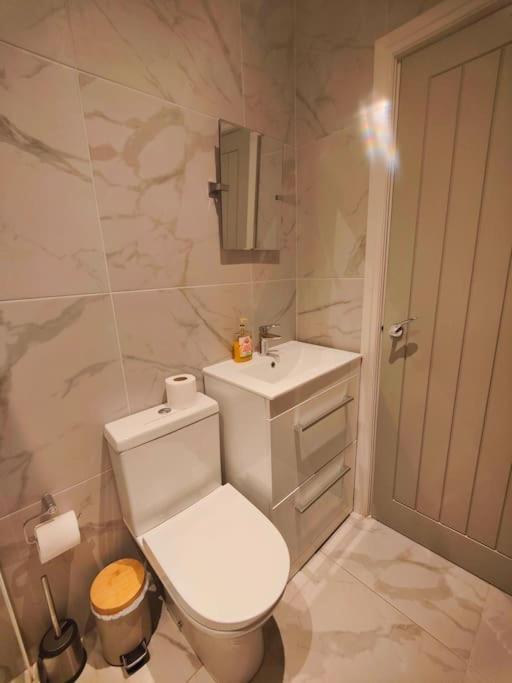 Sloane Modern 2 Bedroom Seafront Apartment Blackpool Bagian luar foto