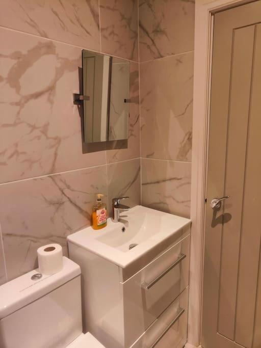Sloane Modern 2 Bedroom Seafront Apartment Blackpool Bagian luar foto