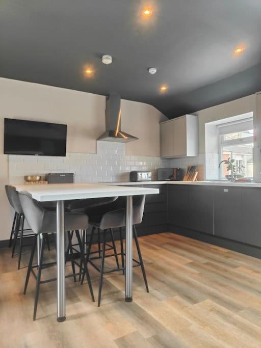 Sloane Modern 2 Bedroom Seafront Apartment Blackpool Bagian luar foto