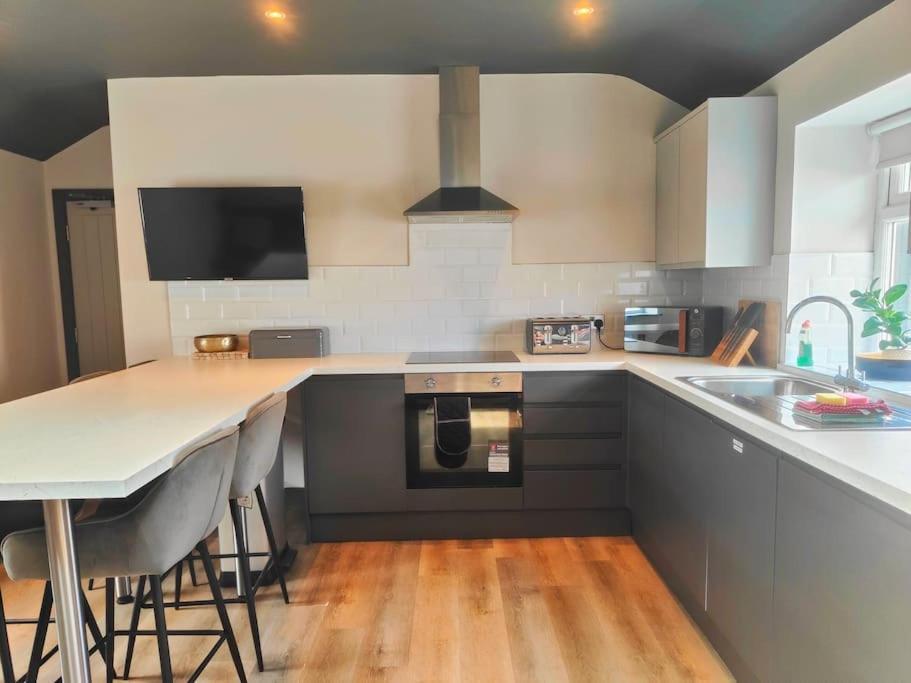 Sloane Modern 2 Bedroom Seafront Apartment Blackpool Bagian luar foto
